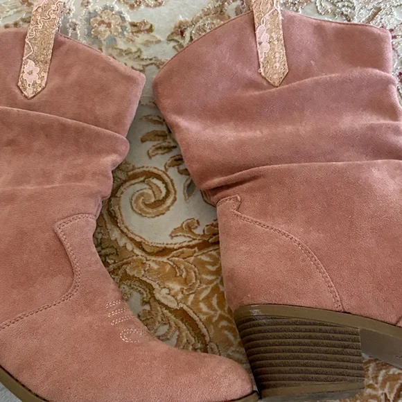 Chic Suede Ankle Boots in Dusty Pink - Picture 6 of 8